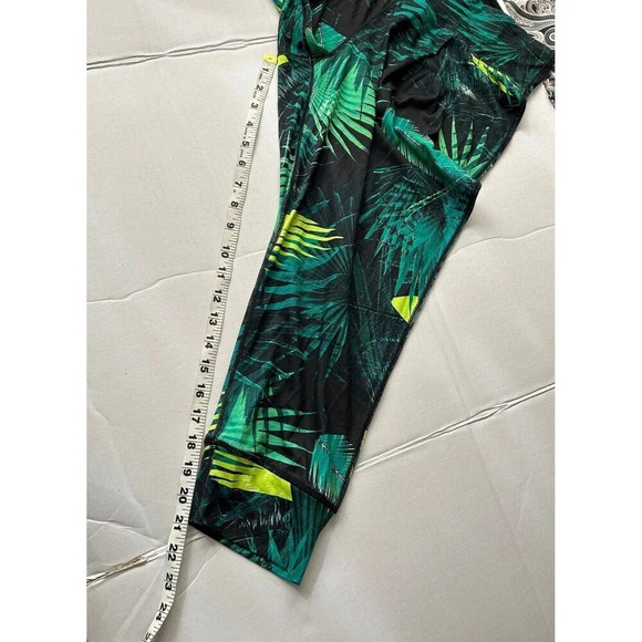 Fabletics Women's Yogi Capri Leggings Size XS tropical palm print - Picture 6 of 7
